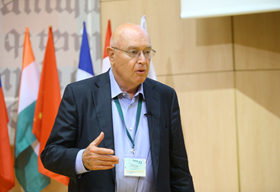 Prof. Gábor Somorjai delivers his plenary talk at the ECOSS-33 conference (Szeged, 2017)